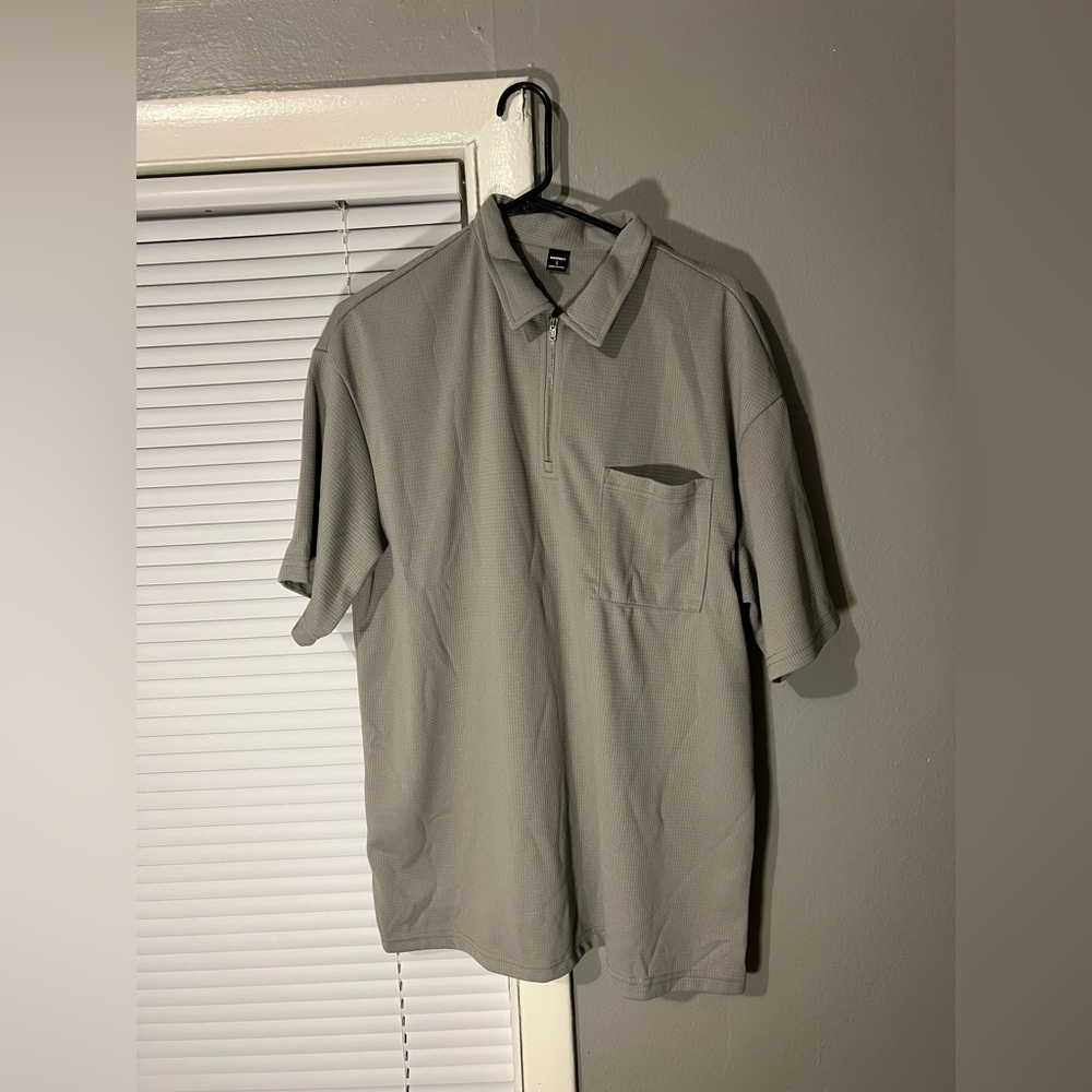 Quarter zip collar tee sleeve shirt 

Size XL